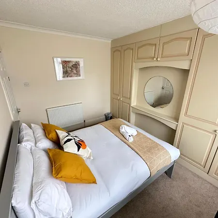 Holiday home Stylish 5-bed Retreat With Wifi - Near Uwe & Mod *