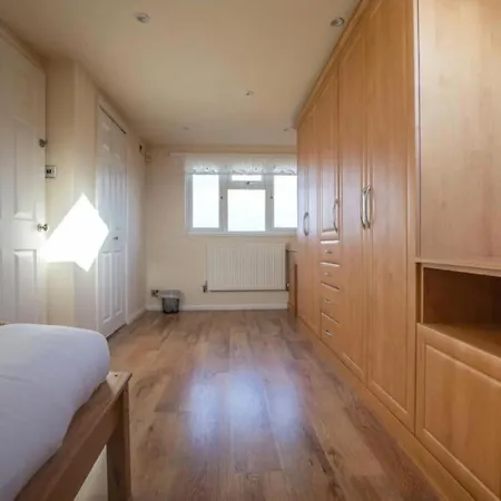 Stylish 5-bed Retreat With Wifi - Near Uwe & Mod Holiday home *