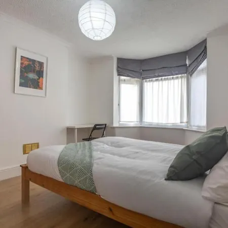 Stylish 5-bed Retreat With Wifi - Near Uwe & Mod
