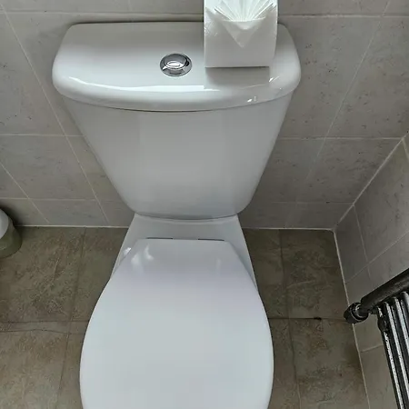 Semesterbostad Stylish 5-bed Retreat With Wifi - Near Uwe & Mod