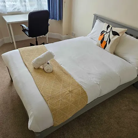 Stylish 5-bed Retreat With Wifi - Near Uwe & Mod Holiday home *