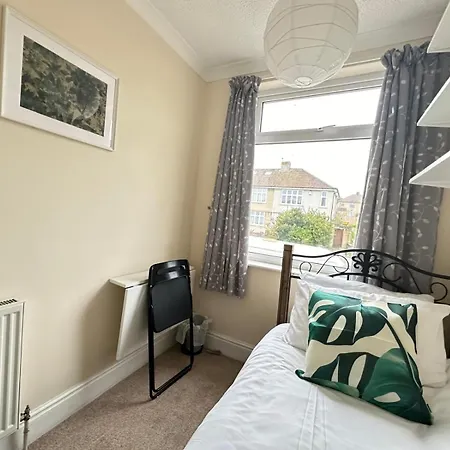 Stylish 5-bed Retreat With Wifi - Near Uwe & Mod