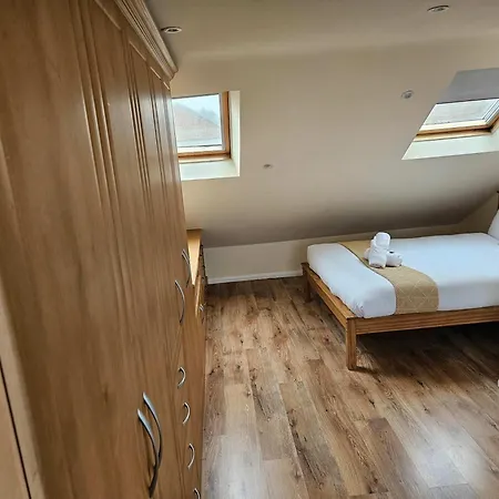 Stylish 5-bed Retreat With Wifi - Near Uwe & Mod Semesterbostad *