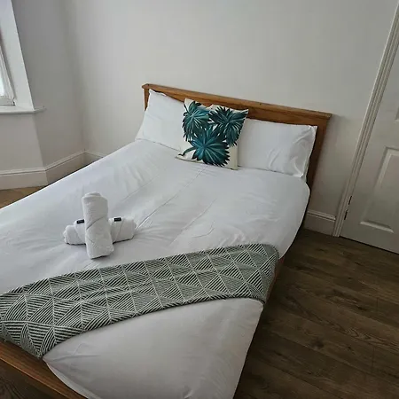 Holiday home Stylish 5-bed Retreat With Wifi - Near Uwe & Mod *
