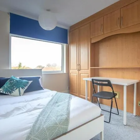 Stylish 5-bed Retreat With Wifi - Near Uwe & Mod Holiday home