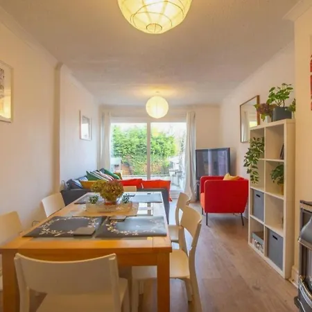 Hébergement de vacances Stylish 5-bed Retreat With Wifi - Near Uwe & Mod
